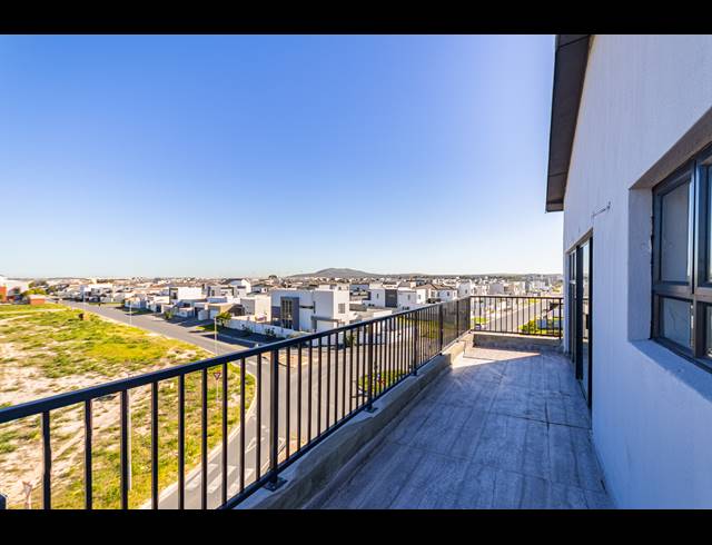 3 BEDROOM APARTMENT FOR SALE IN SANDOWN
